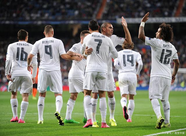 篮球篮网主力中锋脚踝扭伤，伤势待评估